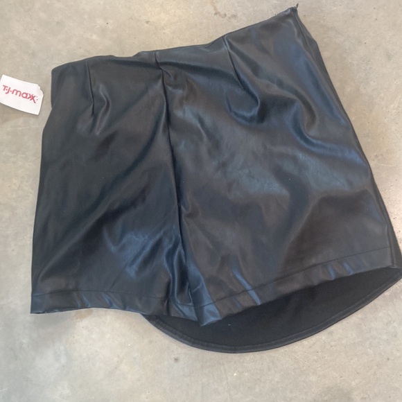 NWT Ci Sono  faux leather shorts with skirt front. Black. Size large - Picture 4 of 7